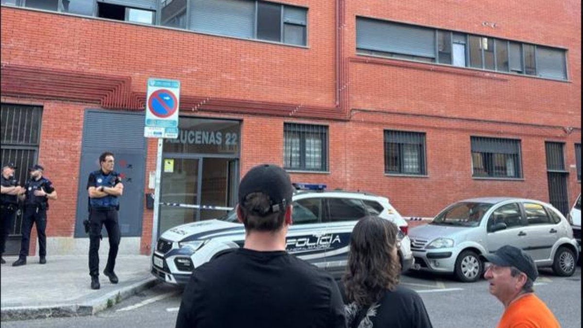 Ejecutado el lanzamiento de Jostin en Azucenas 22, el bloque de Tetuán organizado contra los desahucios