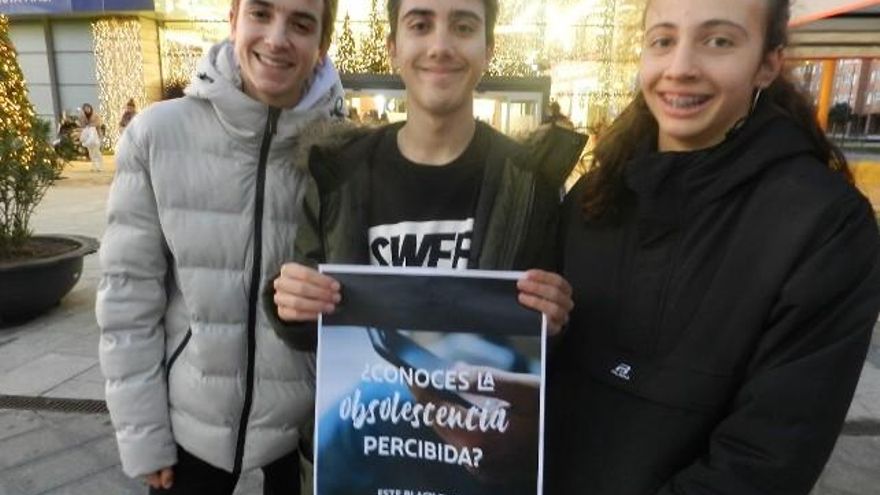 Jóvenes leoneses comprometidos con el clima, con Carlos Cuenya en el centro de la imagen.