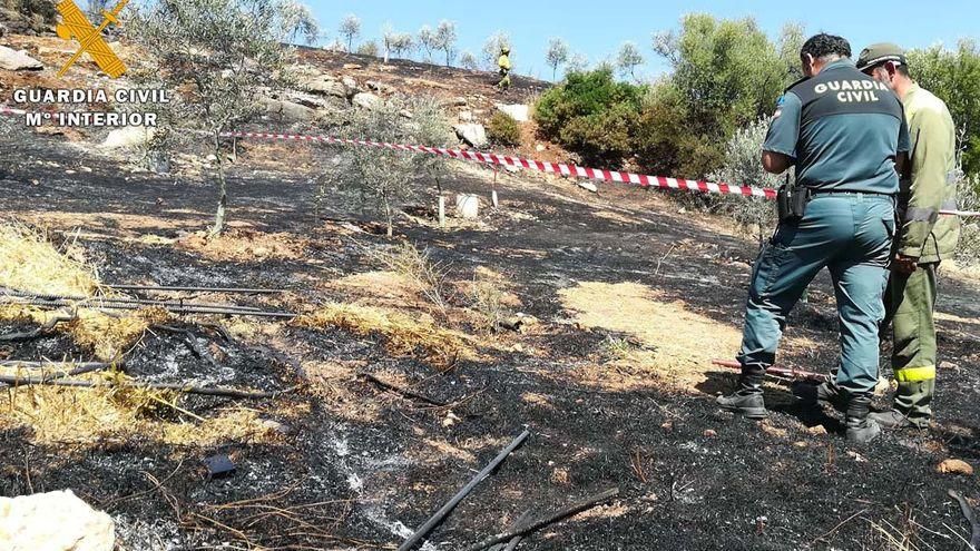 La Guardia Civil y un agente forestal investigando un incendio en Carcabuey