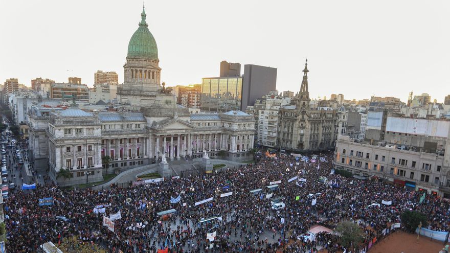 Jubilados, feminismos y trabajadores unifican sus reclamos en una jornada de protesta "contra el ajuste y la crueldad"