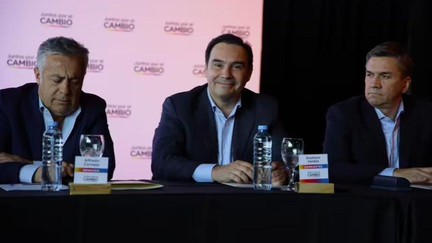 Tras acusar de golpista a Alfonsín, Milei recibe a los gobernadores de la UCR para hablar de plata