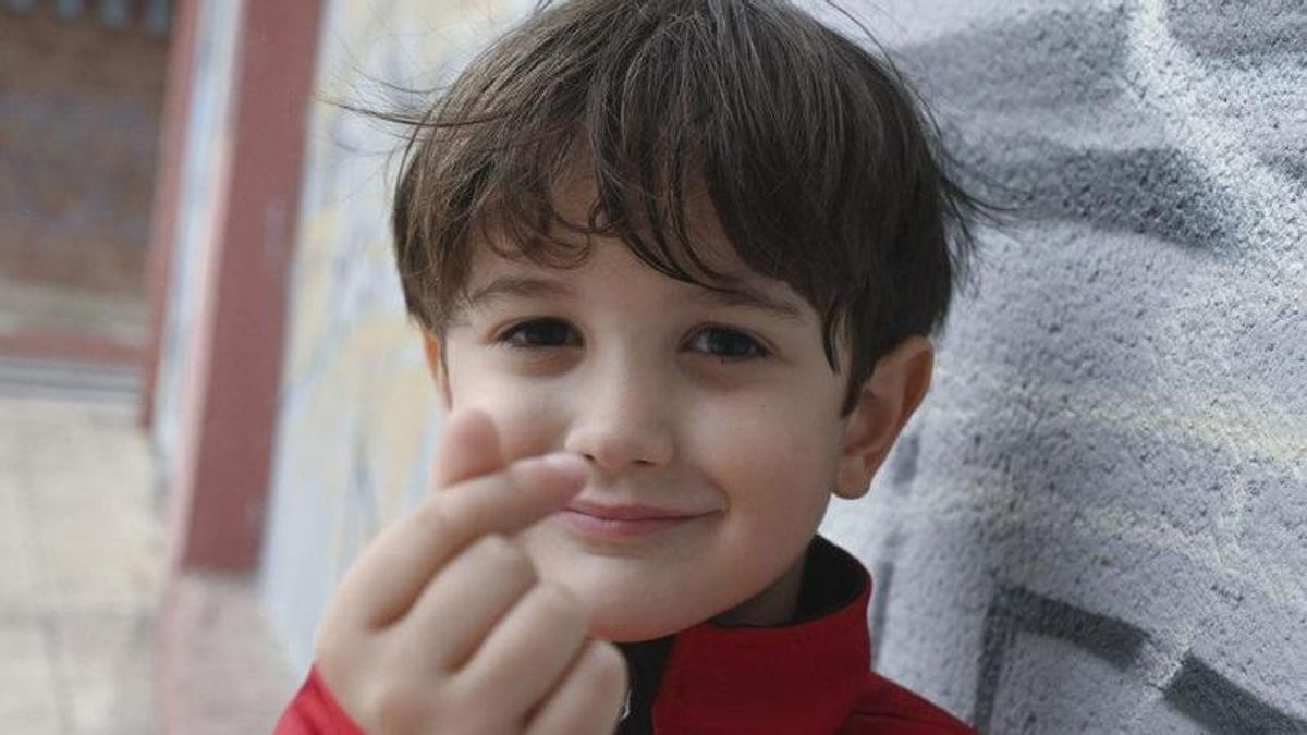 El pequeño Darío halla en un tratamiento experimental esperanzas para su enfermedad ultrarrara sin cura