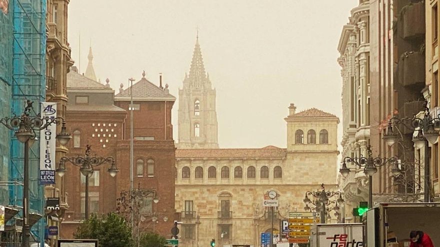 Estampa del centro de León con la calima en el ambiente.