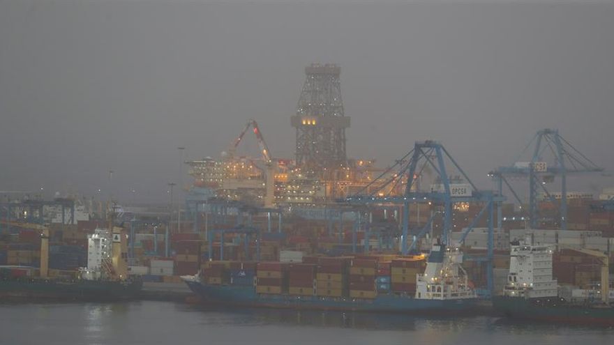Puerto de La Luz y de Las Palmas, bajo una densa capa de calima