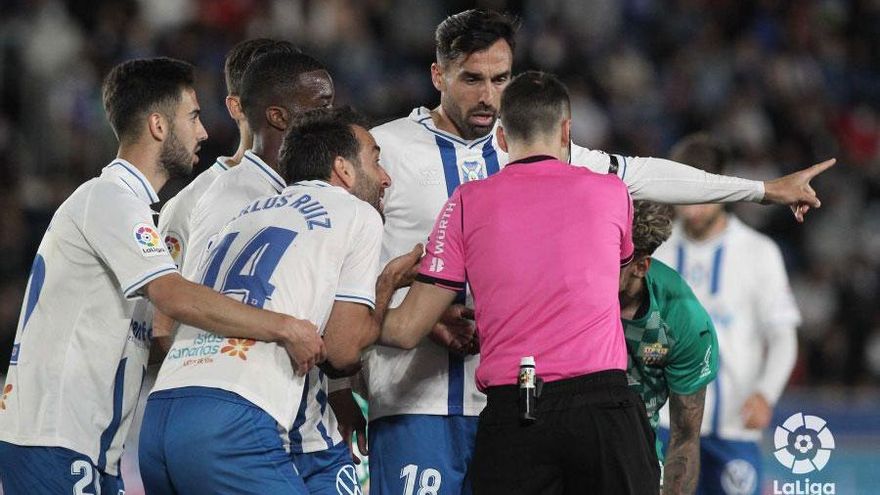 El Tenerife se pelea con el gol, encaja de penalti y acaba desarmado