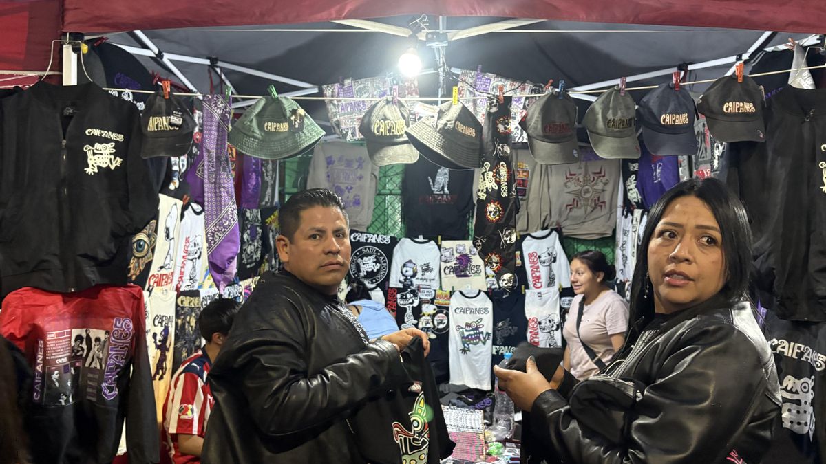 Puesto de merchandising no oficial de Caifanes, en la puerta del Palacio de los Deportes de Ciudad de México