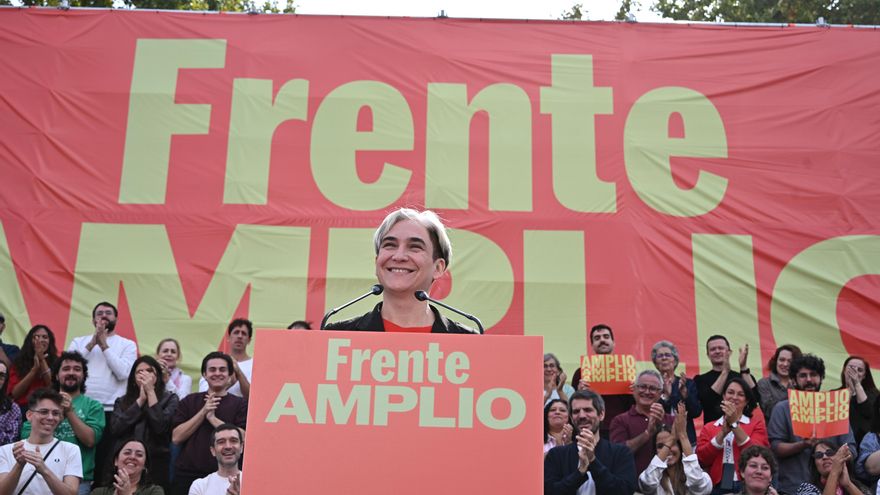 Ada Colau pronuncia un discurso durante la presentación oficial de la candidatura de la nueva coalición Frente Amplio este sábado en Madrid.