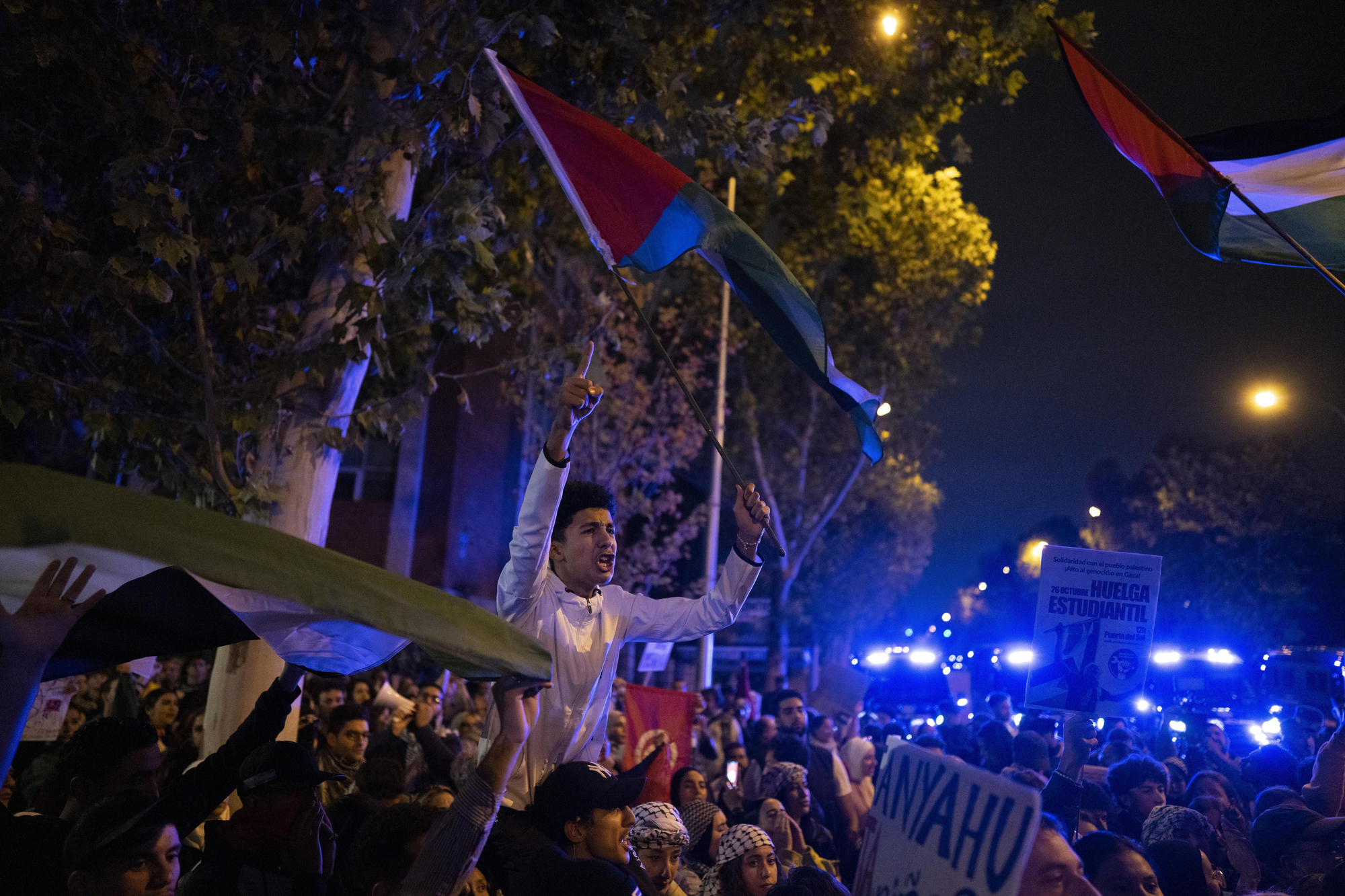 Cientos de personas en la concentracion "Detengamos la masacre en Gaza"  frente a la embajada de Israel en Madrid. 18/10/2023