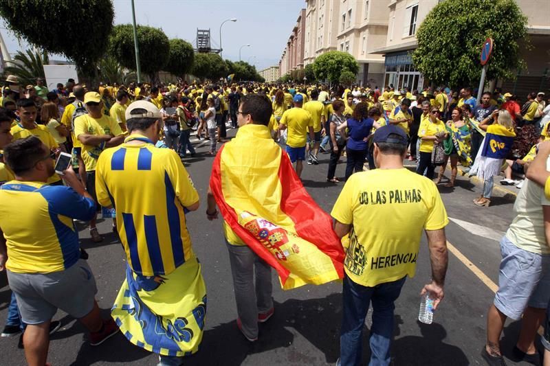 Aficionados de la UD Las Palmas, en los alrededores del Estadio de Gran Canaria antes del comienzo del partido. (EFE)