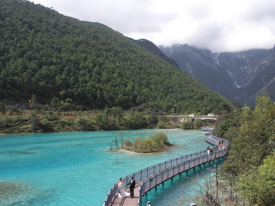 Aguas de color turquesa en el Valle de la Luna Azul.