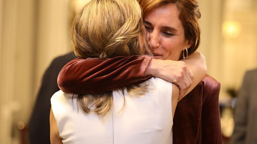 La vicepresidenta Yolanda Díaz abraza a Mónica García, portavoz de Más Madrid