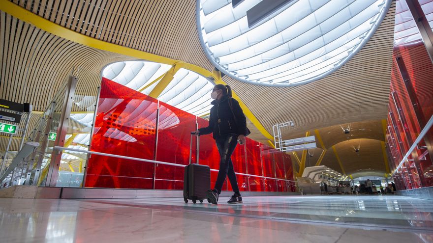 Archivo - Una pasajera desplaza su maleta por las instalaciones de la T4 del Aeropuerto Adolfo Suárez Madrid-Barajas