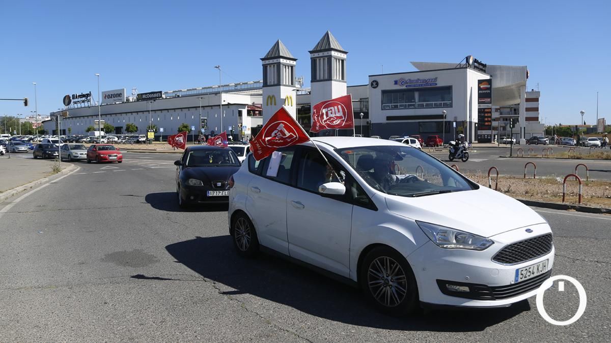 Caravana de vehículos para mostrar su disconformidad con la apertura de comercios en domingos y festivos