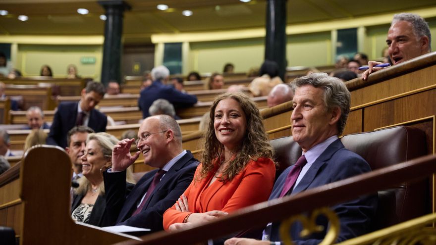 (I-D) El coordinador general del Partido Popular, Elías Bendodo; la portavoz del PP en el Congreso, Ester Muñoz, y el presidente del Partido Popular, Alberto Núñez Feijóo, durante el pleno extraordinario en el Congreso de los diputados, a 8 de julio de 20