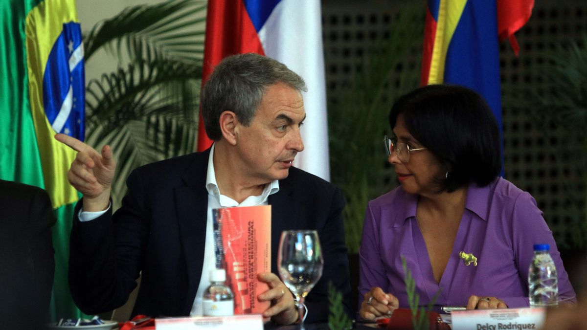 Zapatero con Delcy Rodríguez en un seminario en Bolivia en 2024.
