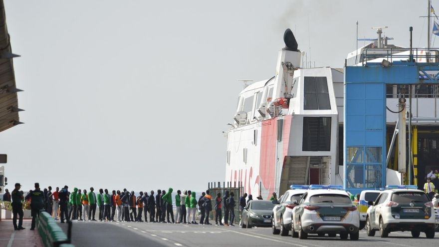 Trasladados a Tenerife más de 500 migrantes adultos que llegaron a El Hierro, donde aún permanecen 240 menores