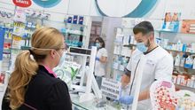 Una cliente en una farmacia en Fuerteventura.