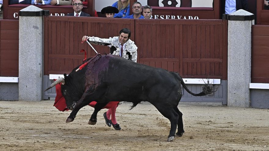 Archivo - Morante de la Puebla durante su faena en la plaza de toros de las Ventas en la feria de San Isidro, a 11 de mayo de 2023, en Madrid (España)