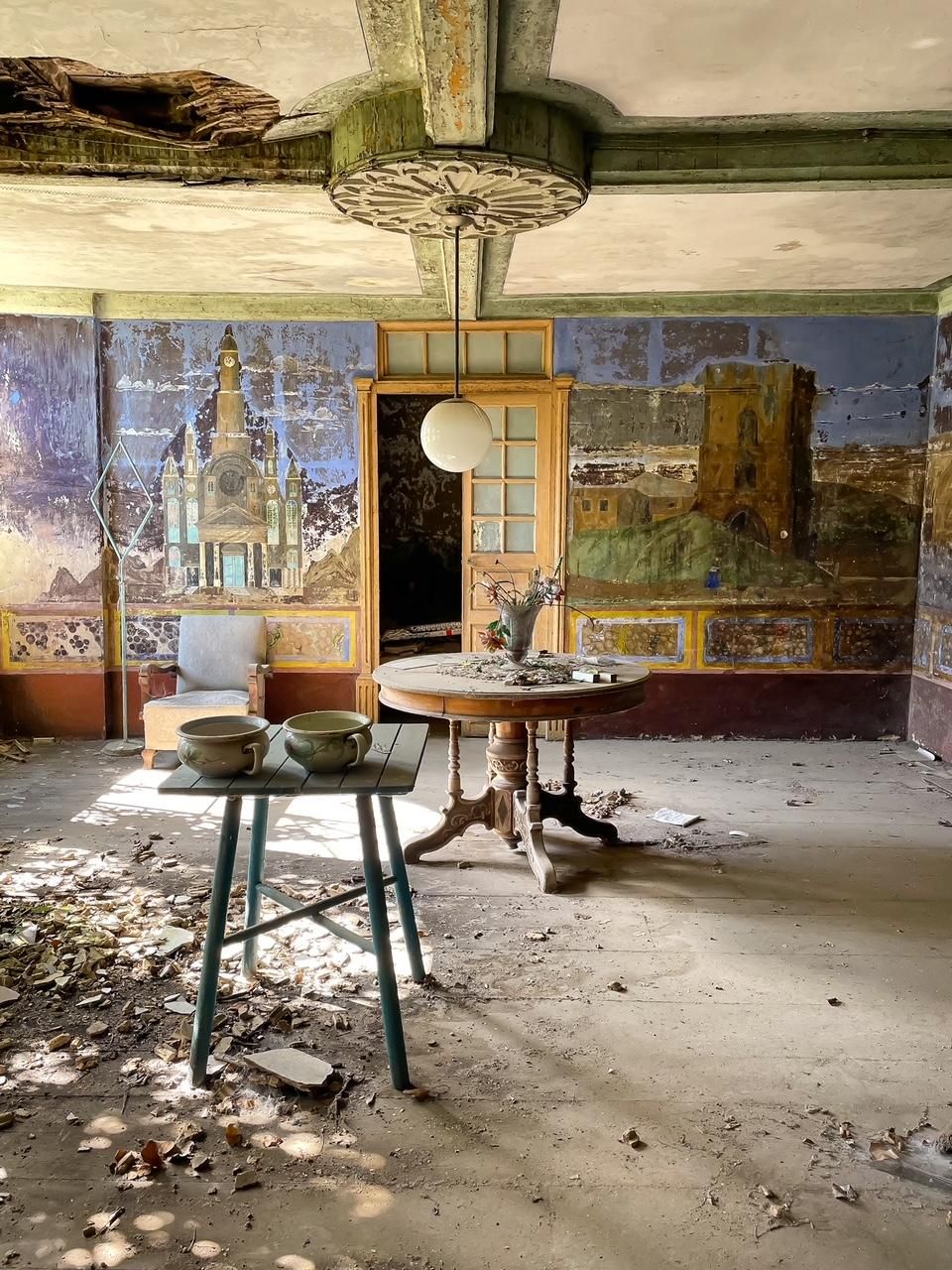 Frescos de una de las viviendas abandonadas