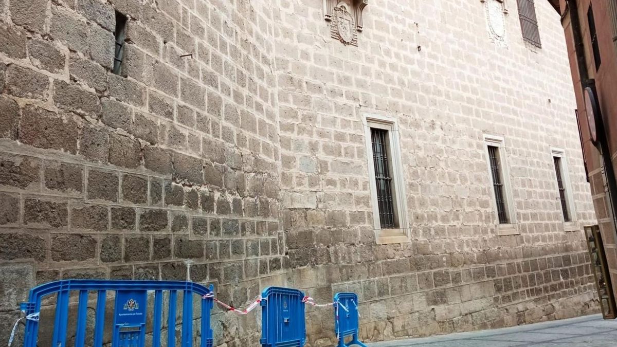 Desprendimiento de una parte de la cornisa de la catedral de Toledo en la calle Cisneros.