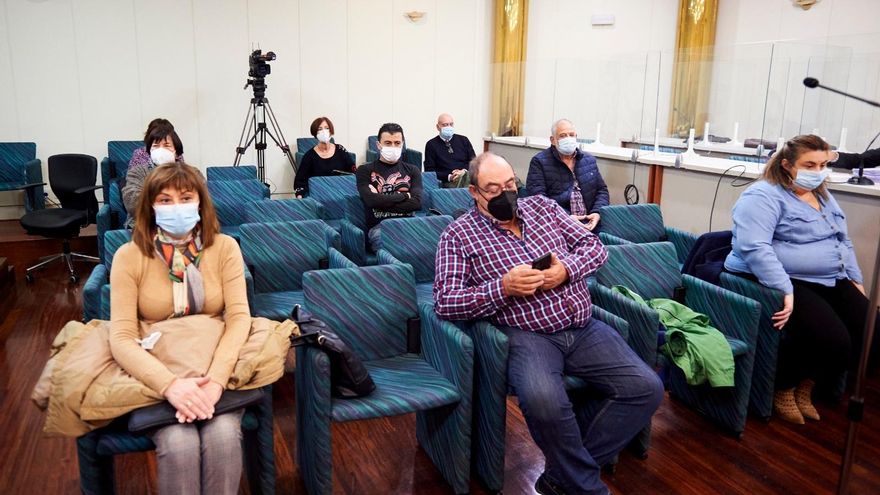 La exalcaldesa de Santoña Puerto Gallego y los ocho exconcejales del PSOE de su gobierno en el juicio contra ellos por presunta prevaricación