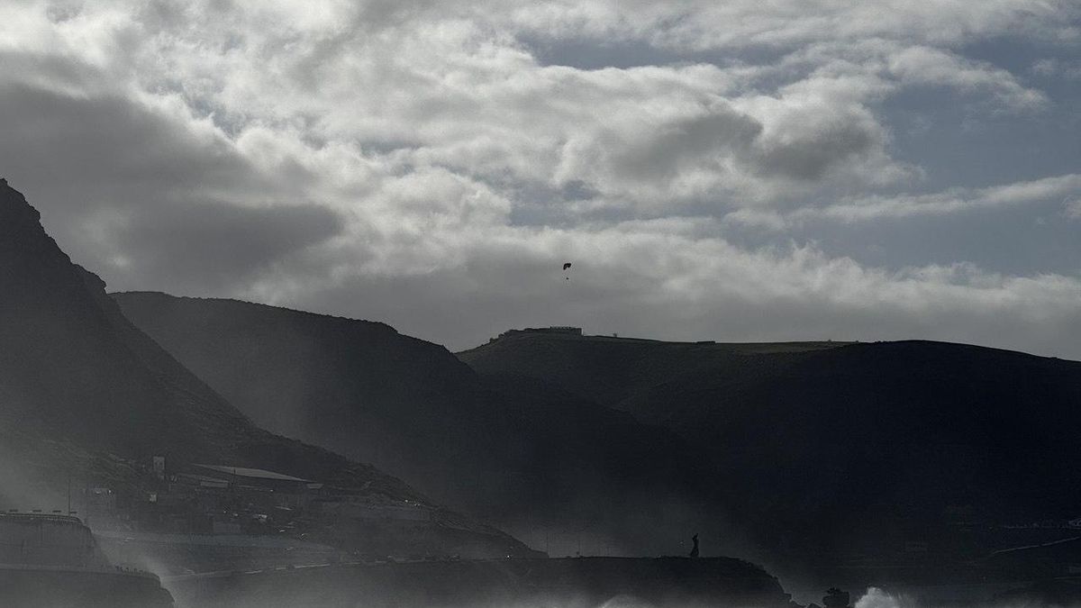 Un parapentista sobre el fuerte oleaje de la playa de Las Canteras.