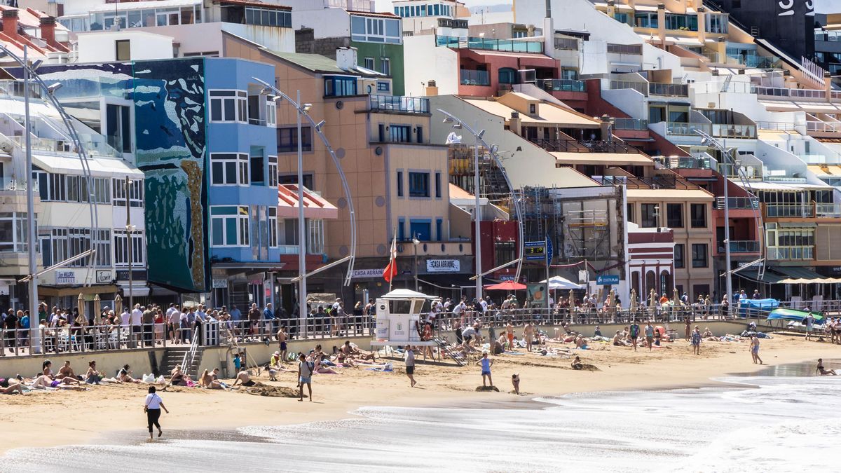 El sol gana a la bandera roja en Las Palmas: así estaba la playa de Las Canteras este viernes pese a las alertas por la borrasca Therese