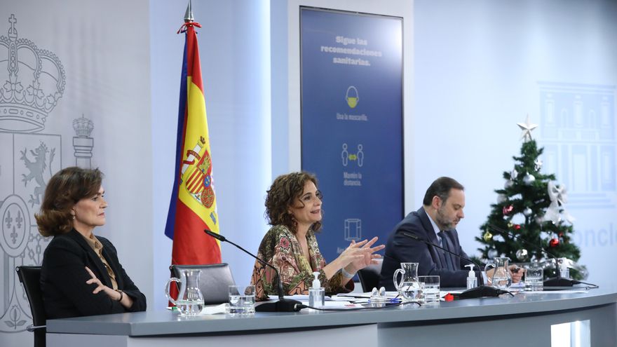 (I-D) La vicepresidenta primera del Gobierno, Carmen Calvo; la ministra portavoz y de Hacienda, María Jesús Montero; y el ministro de Transportes, José Luís Ábalos, comparecen en rueda de prensa posterior al Consejo de Ministros.