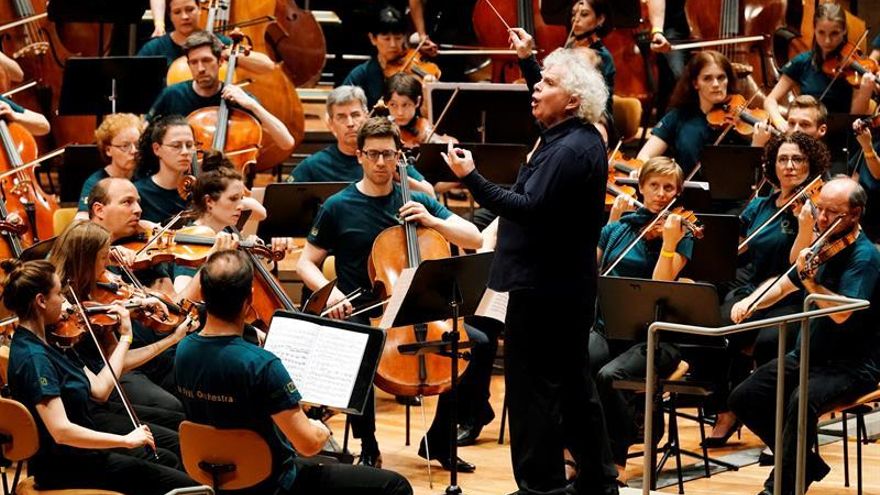 Rattle deja la Filarmónica de Berlín tras ampliar el repertorio durante 16 años