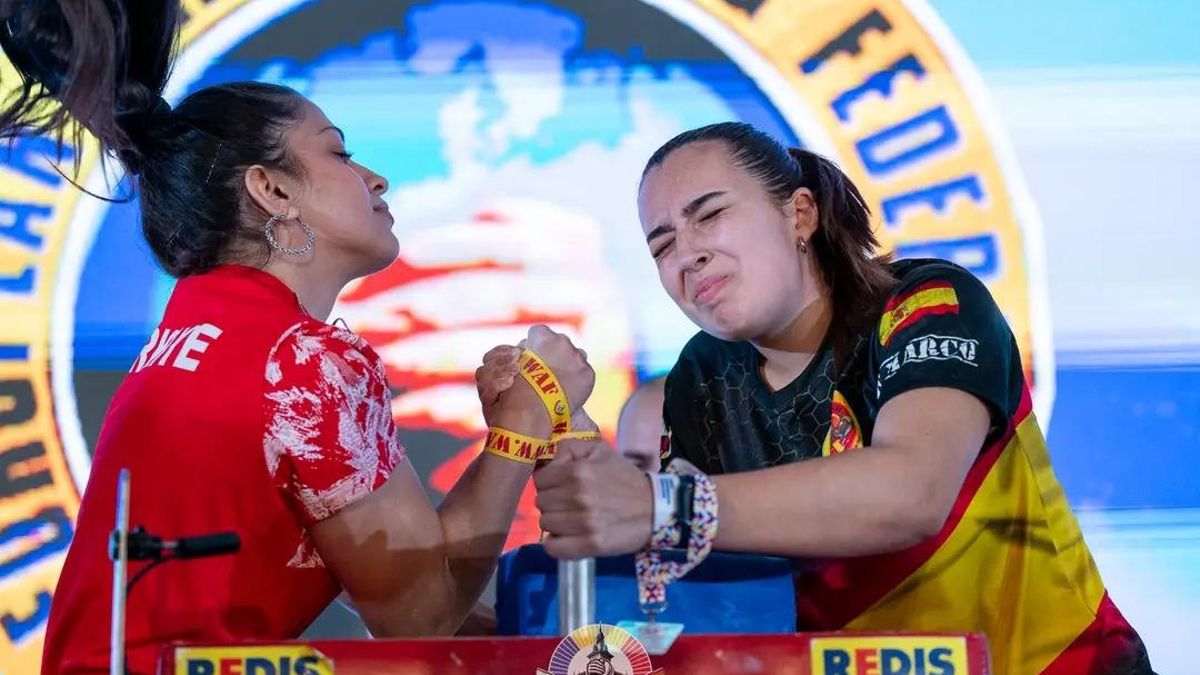 La deportista Vera Marcomora en un asalto contra una deportista de la selección turca de lucha de brazos