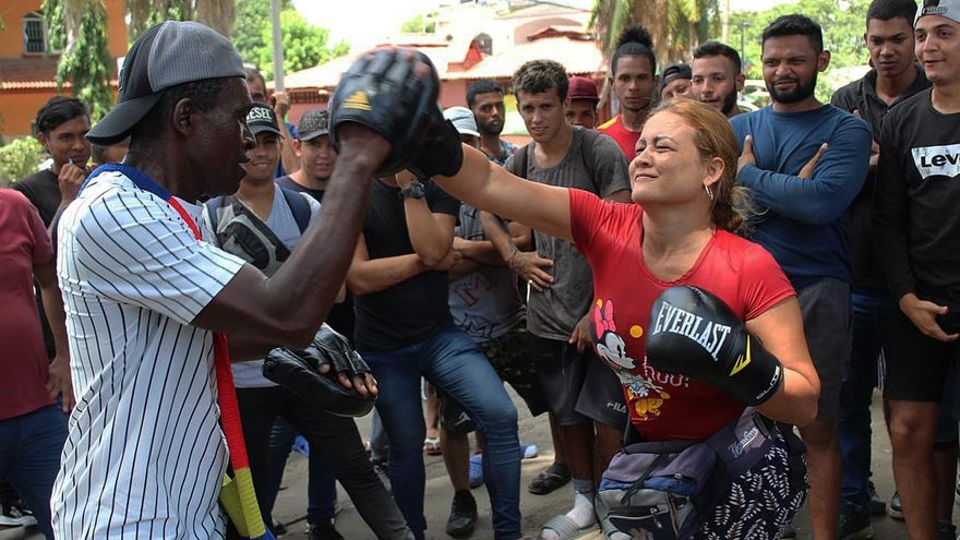 Un boxeador cubano lleva "golpes" de unidad a migrantes en el sur de México
