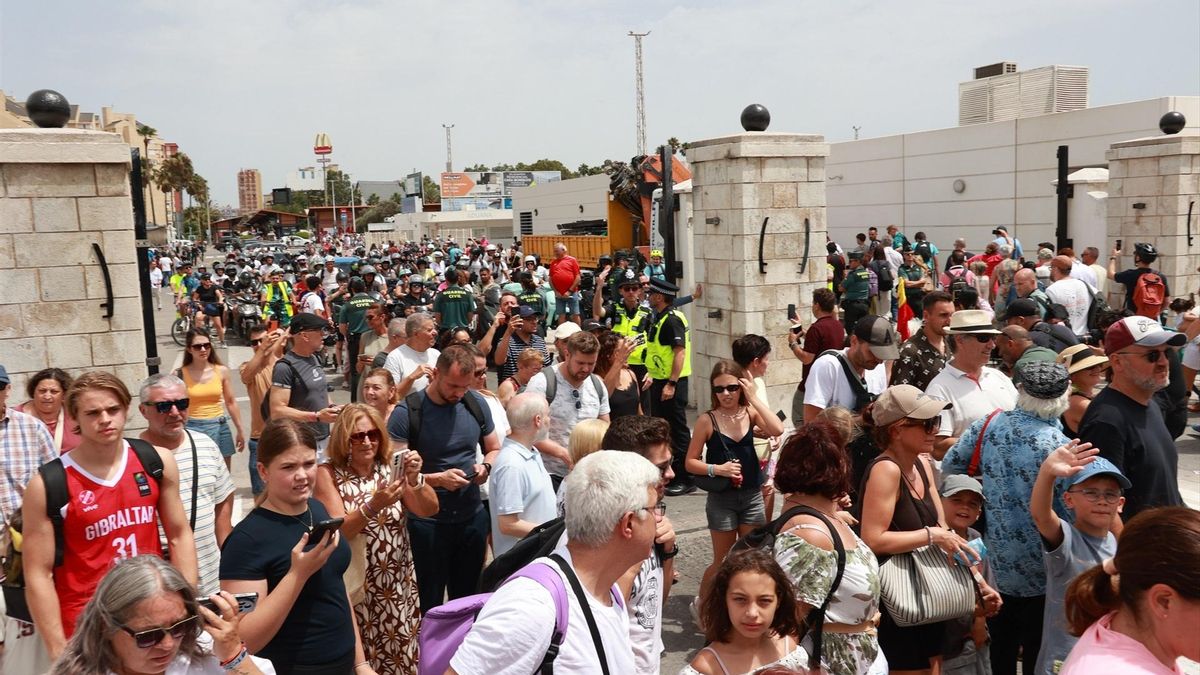 Cientos de vecinos de La Línea cruzan el paso hacia Gibraltar ya sin la Verja