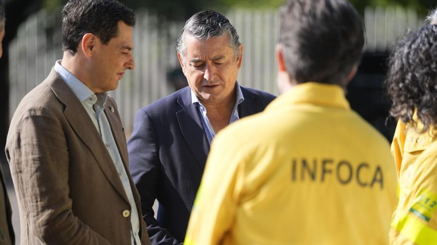 El presidente en funciones de la Junta de Andalucía, Juanma Moreno (i), junto al consejero en funciones de Sanidad, Presidencia y Emergencias, Antonio Sanz (c), supervisa el equipamiento expuesto del Plan Infoca 2026, antes de su presentación oficial.