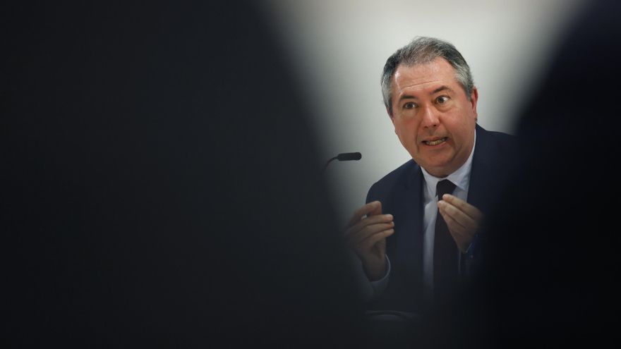 Espadas rectifica el rumbo e inicia etapa rodeándose de una reducida guardia pretoriana para reactivar al PSOE andaluz