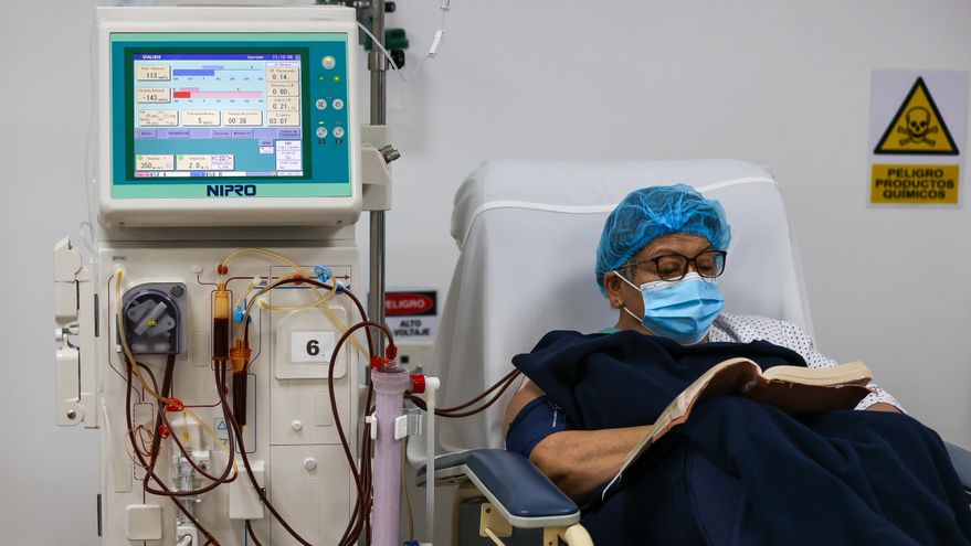 Crisis en clínicas de diálisis de Ecuador: la deuda estatal angustia a miles de pacientes