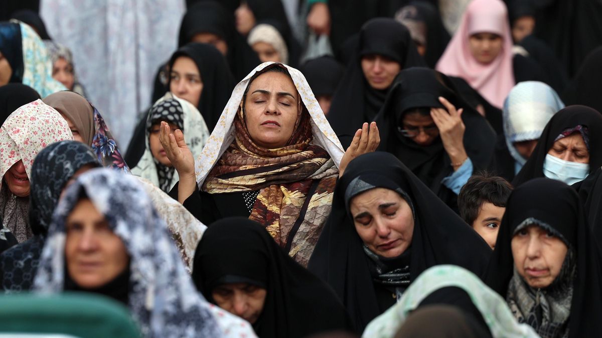 Mujeres iraníes rezan durante una oración por la lluvia en el santuario de Saleh, al norte de Teherán, Irán, el 14 de noviembre de 2025.