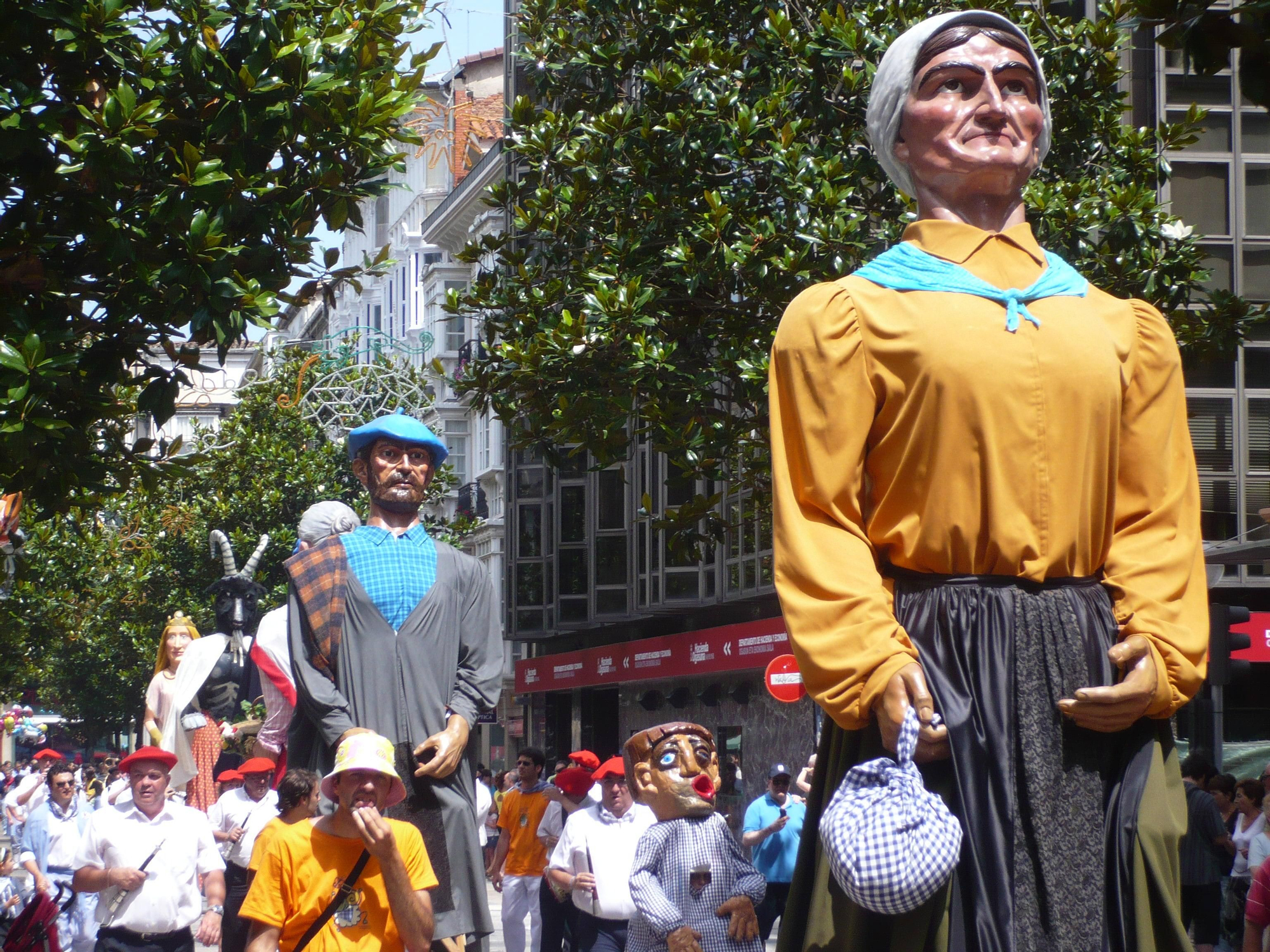 Desfile de la comparsa por la calle de Eduardo Dato en 2008