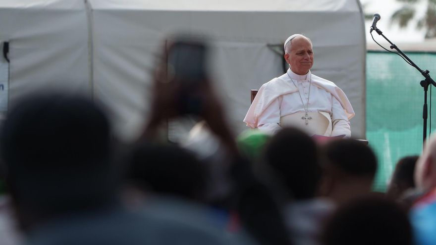 El papa León XIV durante su visita este viernes al centro de primera acogida 'Las Raíces' de Tenerife. EFE/ Ramón De La Rocha