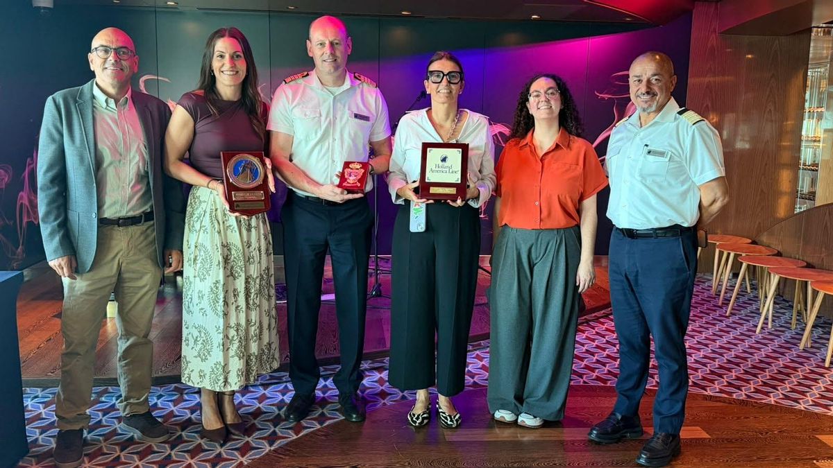 Tradicional intercambio de metopas conmemorativas con motivo de la primera escala del buque de crucero 'Nieuw Statendam' en el Puerto de Santa Cruz de La Palma.