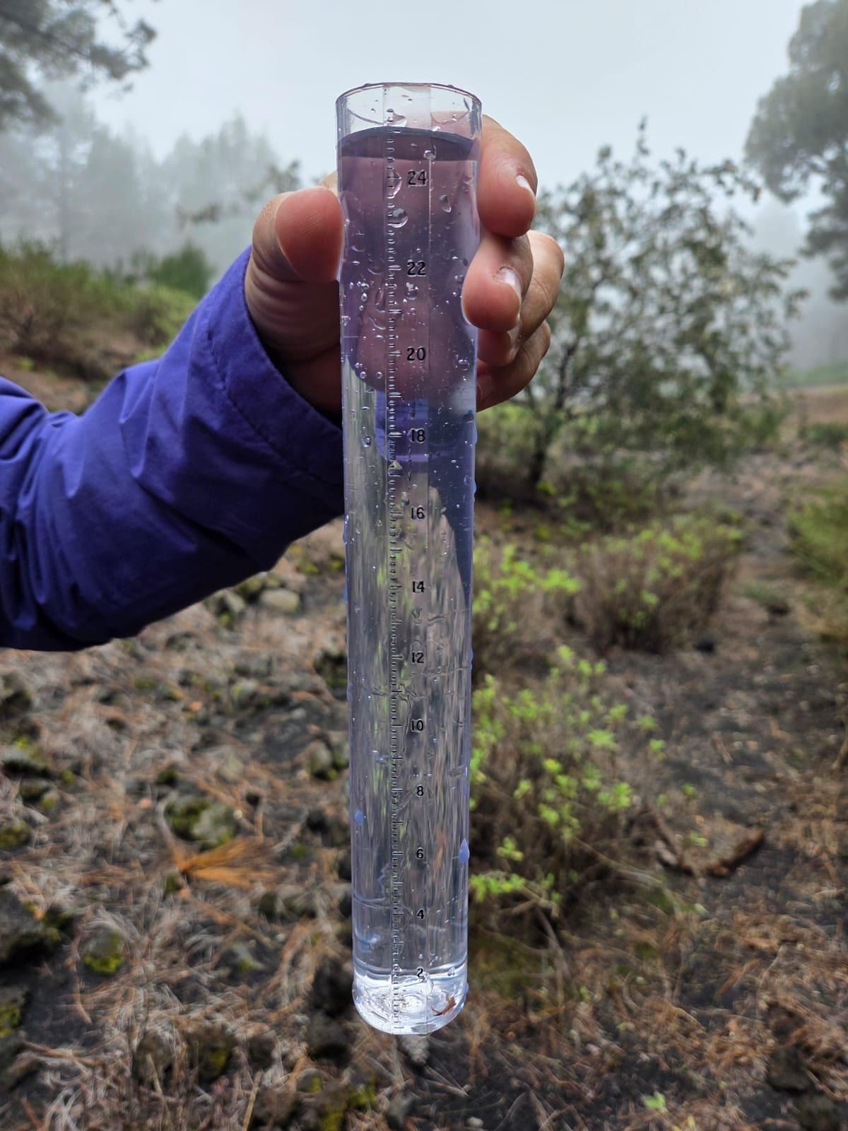 Pluviómetro  de Meteo Isla Bonita colocado en el entorno del volcán  Tajogaite.