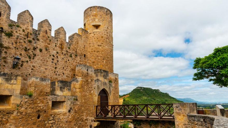 En este pequeño pueblo aún se puede cruzar un puente levadizo y visitar uno de los castillos de estilo roquero más espectaculares