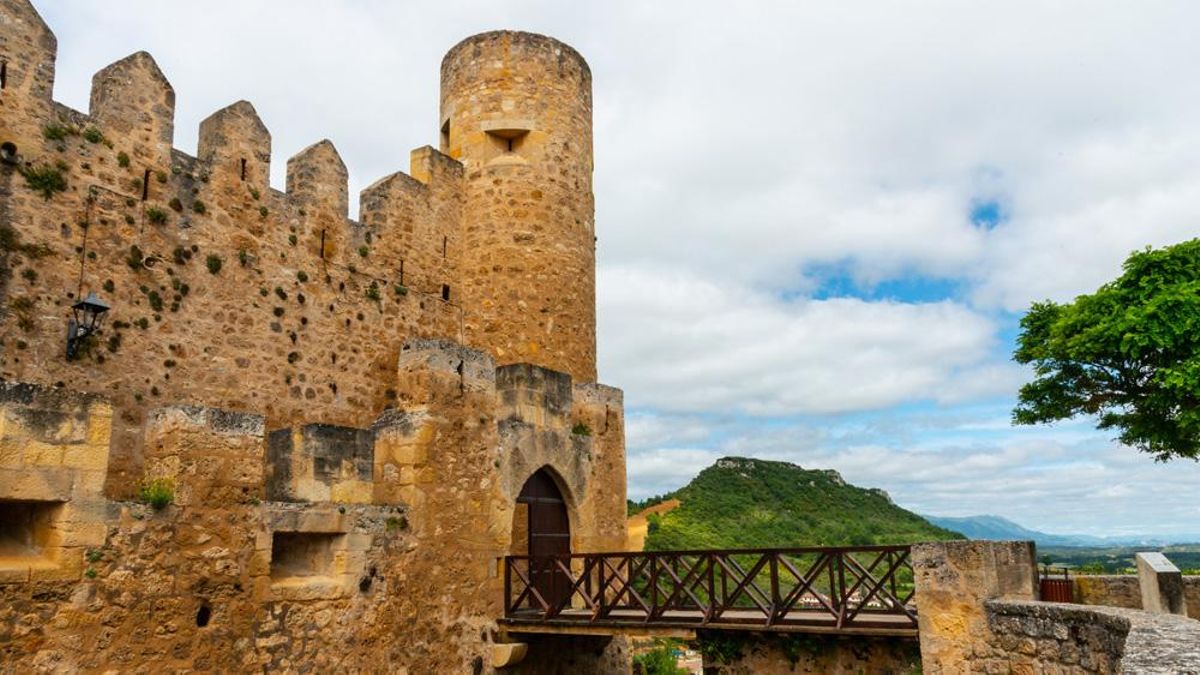 En este pequeño pueblo aún se puede cruzar un puente levadizo y visitar uno de los castillos de estilo roquero más espectaculares