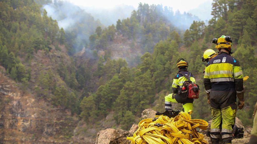 Miembros de una cuadrilla de los Equipos de Intervención y Refuerzo en Incendios Forestales (EIRIF) trabajan en las labores de extinción en Tijarafe