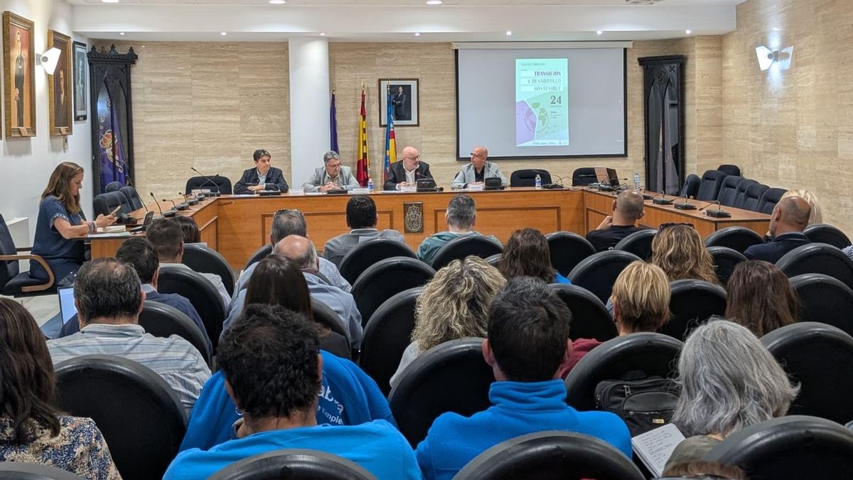 Un momento de la jornada de reflexión sobre transición y desarrollo sostenible organizada por AMDComVal en Utiel.