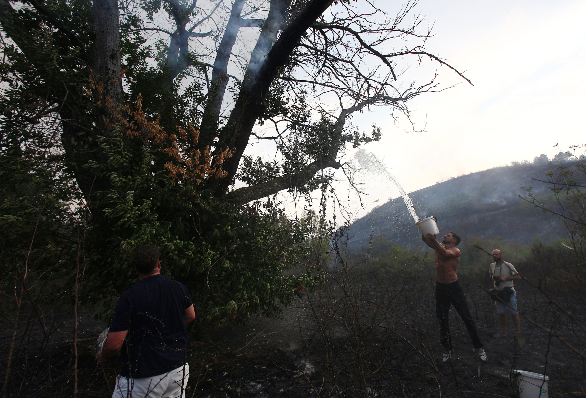 Así lucharon contra el fuego los vecinos de Molinaseca