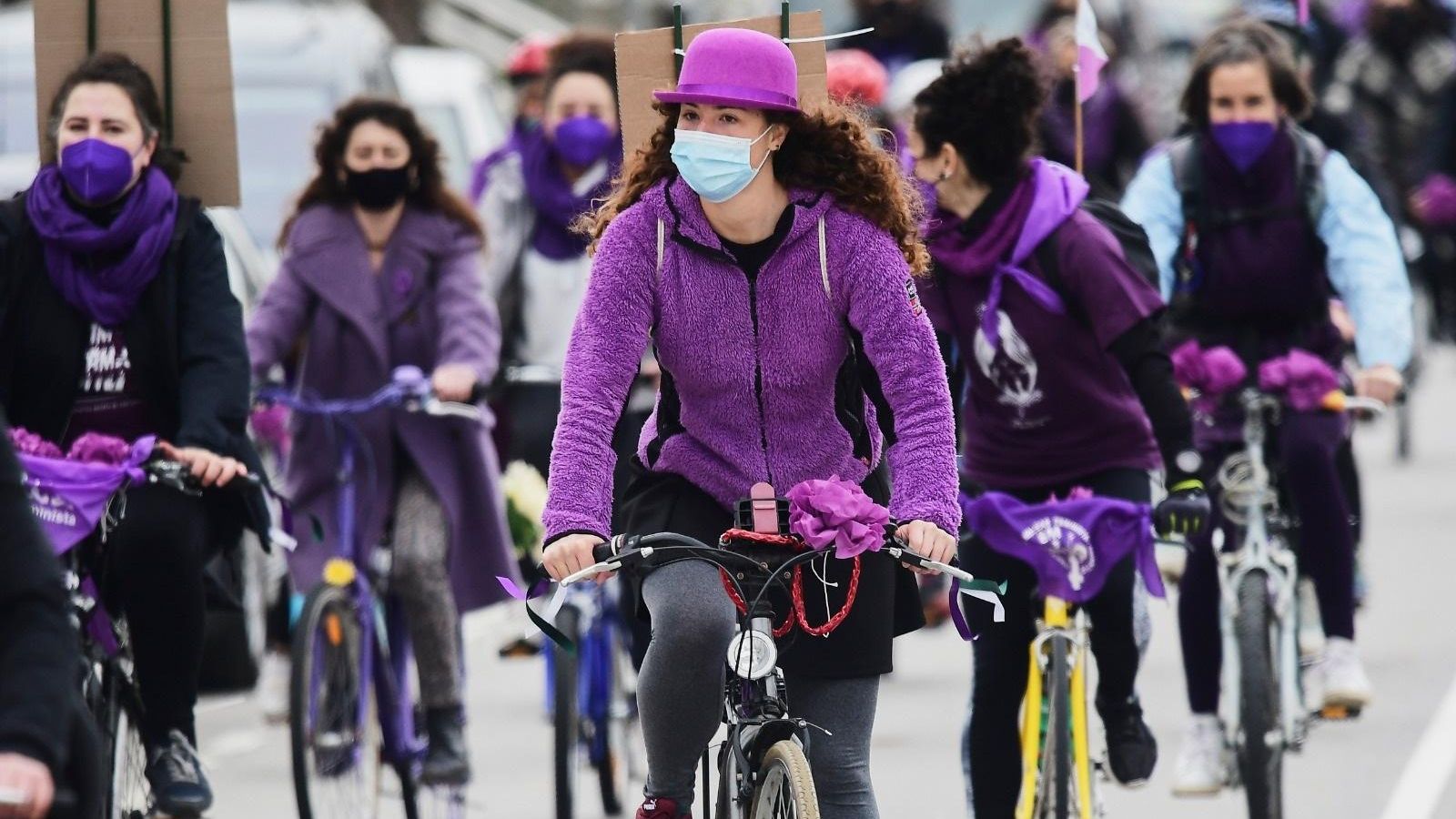La marcha en bici por las calles de Santander ha servido para mantener las distancias y dar visibilidad al colectivo feminista por el 8M.