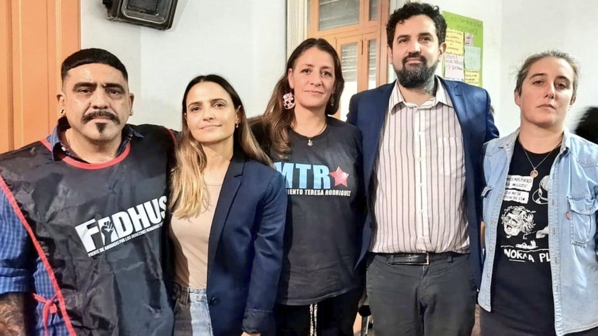 Daniela Calarco, en el centro, este lunes en la conferencia de prensa en el Serpaj.