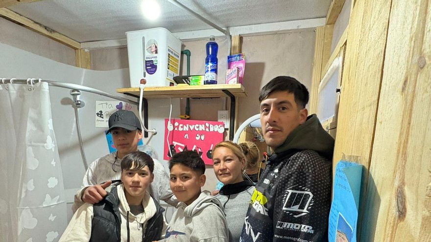 Paola Cardoso y su familia en su nuevo baño. Habían perdido todo en una inundación.
