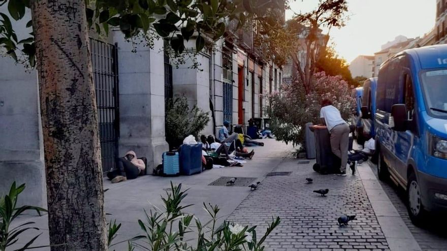 El PSOE critica a Almeida por abandonar a 19 inmigrantes en la ola de calor: "No se puede primar lo económico a lo social"