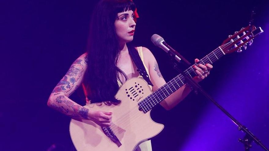 Mon Laferte "amarra" a su público mexicano desplegando su potente voz
